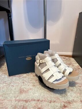 Dr. Scholl's Cream Strappy Platform Sandals with Buckle